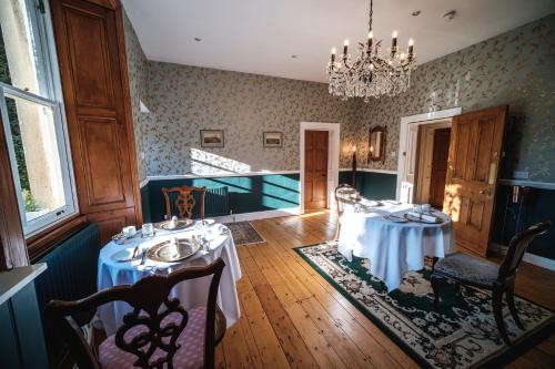 A restaurant or other place to eat at West Layton Manor 