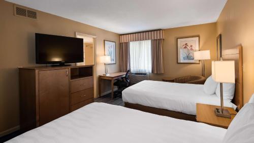 Ліжко або ліжка в номері Best Western Inn & Suites Rutland-Killington