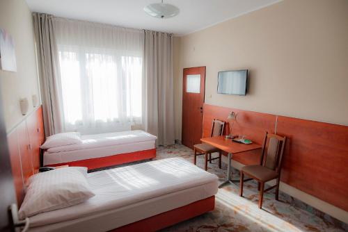 Giường trong phòng chung tại Hotel Włókniarz