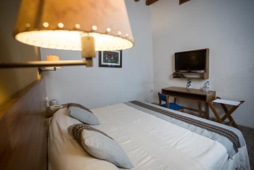 Un pat sau paturi într-o cameră la Parador San Agustin