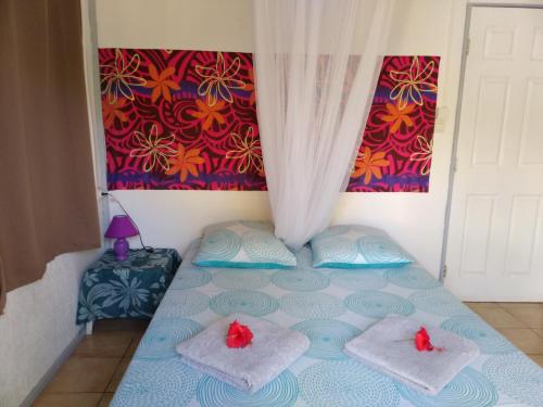 sypialnia z łóżkiem z ręcznikami w obiekcie Le spot w Fare