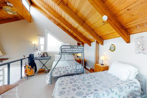 sypialnia z łóżkiem i drewnianym sufitem w obiekcie Lofty Pelican w mieście Florence