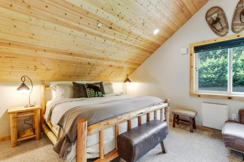 um quarto com uma cama e um tecto de madeira em Evergreen Grove em Lilliwaup