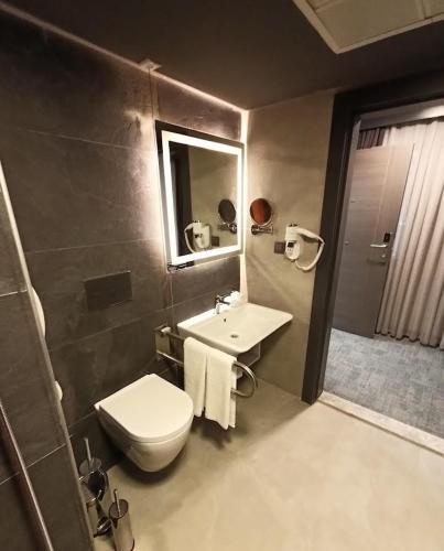 Ένα μπάνιο στο Days Hotel by Wyndham Ankara Cankaya