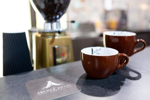 Příslušenství pro přípravu čaje a kávy v ubytování Nightcap at Archer Hotel
