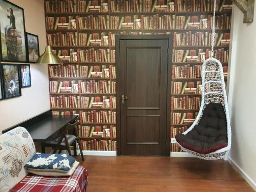 una habitación con una biblioteca llena de libros en Hostel Light Dream, en Moscú