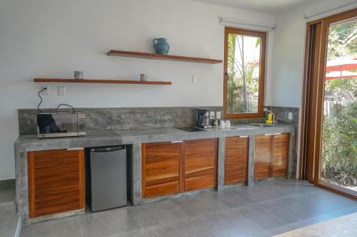 Ysuri Sayulita - Beachfront Hotelにあるキッチンまたは簡易キッチン