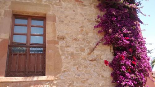 a building with flowers on the side of it at Hotel Palacio De La Viñona in Oviedo