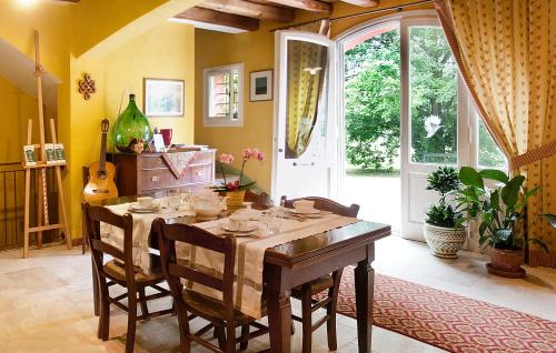 a dining room with a wooden table and chairs at Casa Carrer B&B in San Giovanni di Livenza