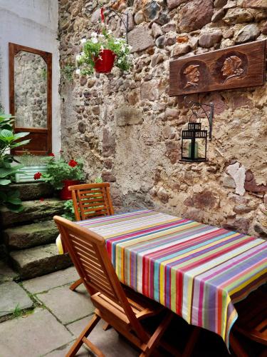 a table with a colorful table cloth on a patio at Studio Camino Real in Saint-Jean-Pied-de-Port