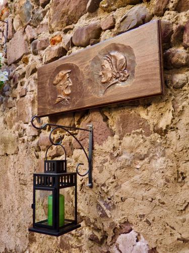 a light on the side of a stone wall at Studio Camino Real in Saint-Jean-Pied-de-Port