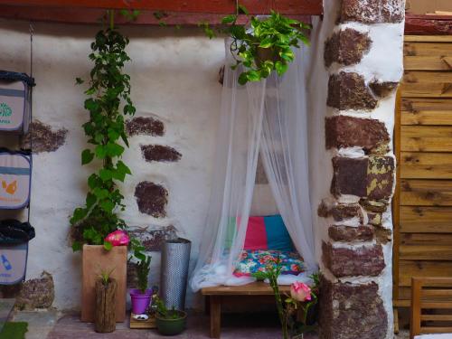a room with a hammock and a bench with plants at Studio Camino Real in Saint-Jean-Pied-de-Port
