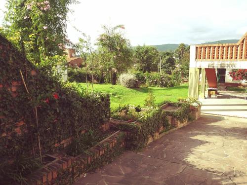 a garden with some plants and a building at Hostería Familiar El Ceibo in San Salvador de Jujuy