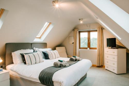 ein Schlafzimmer mit einem Bett mit zwei ausgestopften Tieren darauf in der Unterkunft Holly Cottage, 2 bed house, sleeps 6 in Cleobury Mortimer