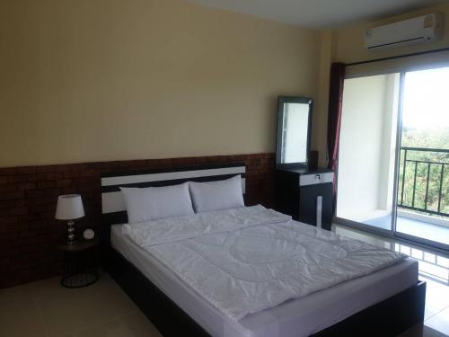 Postel nebo postele na pokoji v ubytování Ek Residence Banchang City