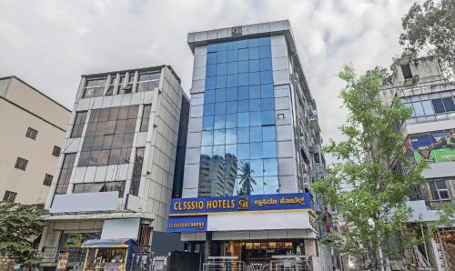 um edifício de vidro alto com um sinal azul em Itsy By Treebo - Classio Richmond em Bangalore
