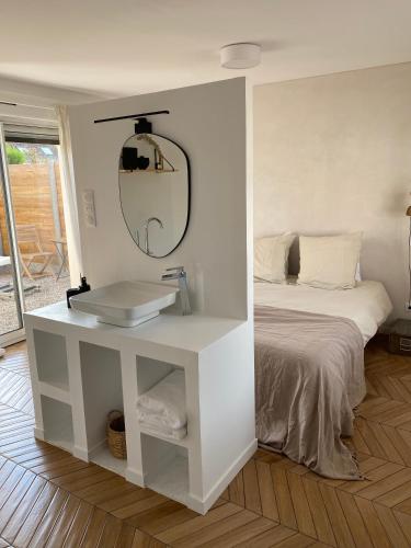 Wailly-BeaucampにあるCasa louisa chambre sauna et bain nordiqueの洗面台と鏡付きのベッドを備えたバスルーム