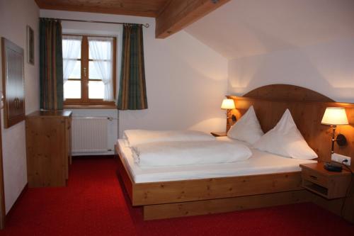 Tempat tidur dalam kamar di Gasthaus Aiplspitz