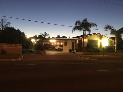 a house with its lights on at night at 7th Street Motel in Mildura