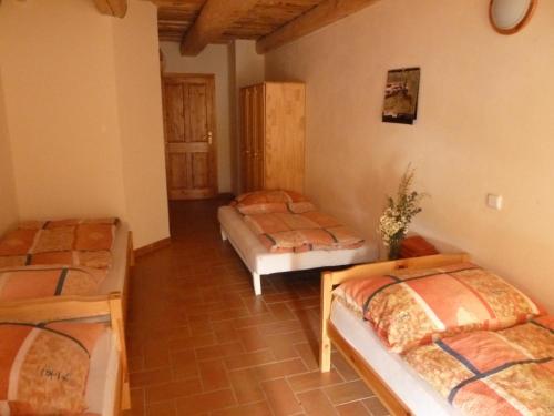 ein Schlafzimmer mit zwei Betten in einem Zimmer in der Unterkunft Q Ranch in Bezděkov