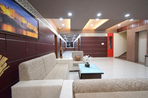 Χώρος καθιστικού στο The Sky Imperial- Hotel Gopal Darshan