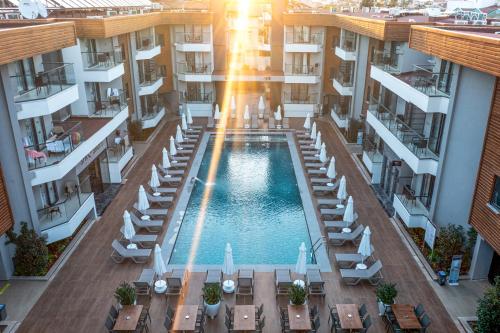 シダにあるSide Amour Hotelの建物内のプールの俯瞰図