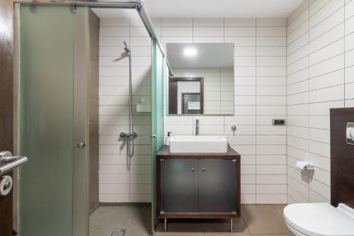 A bathroom at Flatguest Tabaiba 1