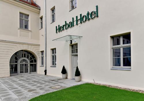 Biały budynek z napisem "hazelhurst" w obiekcie Herbal Hotel Wrocław we Wrocławiu