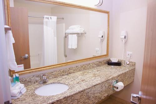 uma casa de banho com um lavatório e um espelho em Holiday Inn Express Hotel & Suites Pierre-Fort Pierre, an IHG Hotel em Fort Pierre