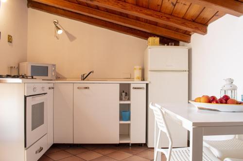Kuchyňa alebo kuchynka v ubytovaní Casa al Castello con Balcone sul Mare
