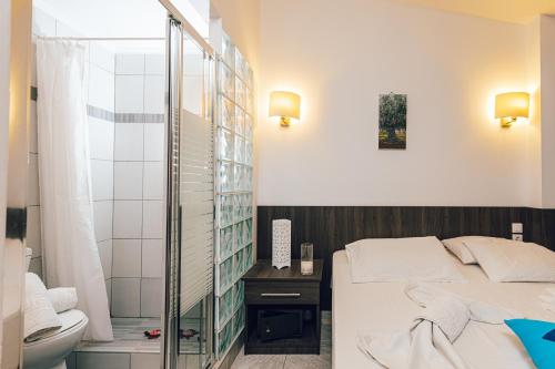 Koupelna v ubytování Beachfront Andriana Villa with mini pool and spa