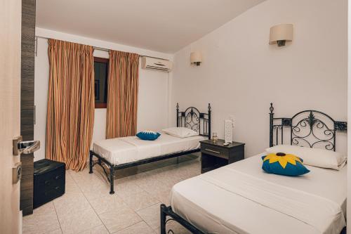 Katil atau katil-katil dalam bilik di Beachfront Andriana Villa with mini pool and spa