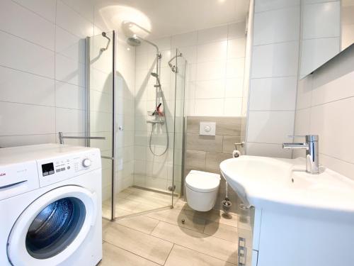 a bathroom with a washing machine and a toilet at Vakantie appartement Westkapelle WE05 in Westkapelle