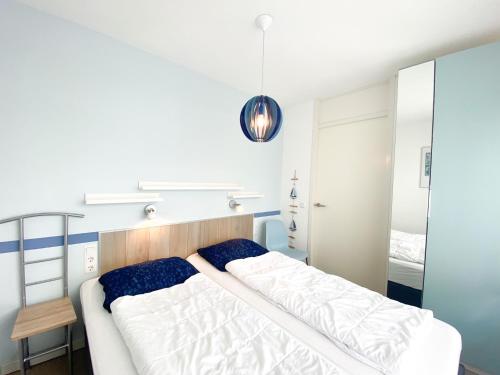 韋斯特卡佩勒的住宿－Vakantie appartement Westkapelle WE05，一间卧室配有一张床和镜子