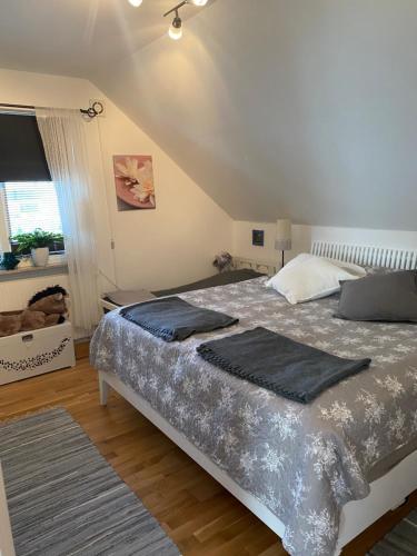 Un dormitorio con una cama grande y una ventana en En trappa upp, en Malmö