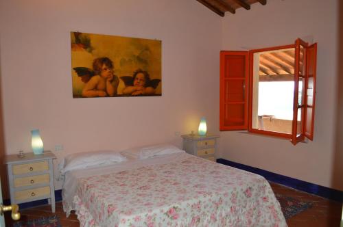 - une chambre avec un lit et une photo sur le mur dans l'établissement Holiday apartment with swimming pool, strade bianche, swimming pool, view, à Pievina