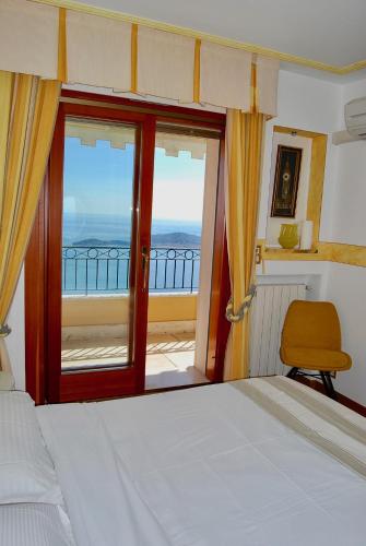 une chambre avec un lit et une vue sur l'océan dans l'établissement Stunning Penthouse with panoramic views of Eze Village and the French Riviera, à Èze