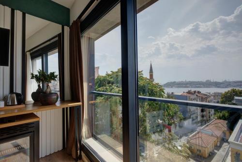 um quarto com uma janela com vista para a cidade em Fragments Hotel em Istambul