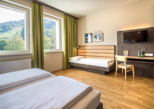 Un pat sau paturi într-o cameră la JUFA Hotel Schladming