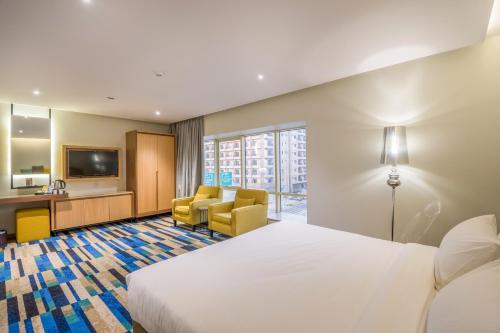 Un pat sau paturi într-o cameră la Ewaa Express Hotel - Al Olaya