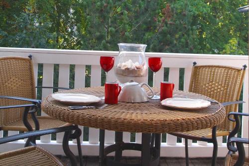 een tafel met twee glazen wijn en een vaas bij Residenz an der Prorer Wiek Ferienwohnung 12 in Binz