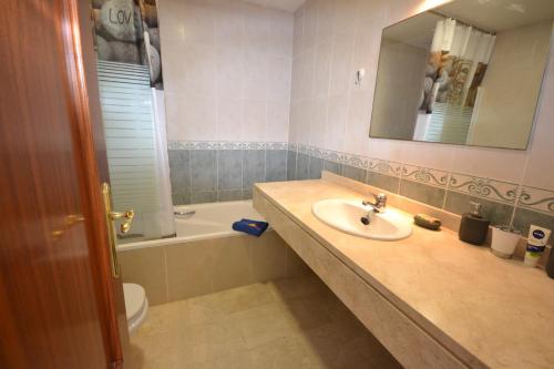 uma casa de banho com um lavatório, um WC e um espelho. em Almadraba 323 em Manilva
