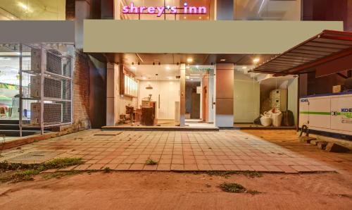 an entrance to a building with a brick floor at Itsy Hotels Shrey'S Inn Mallandur Road in Chikmagalūr