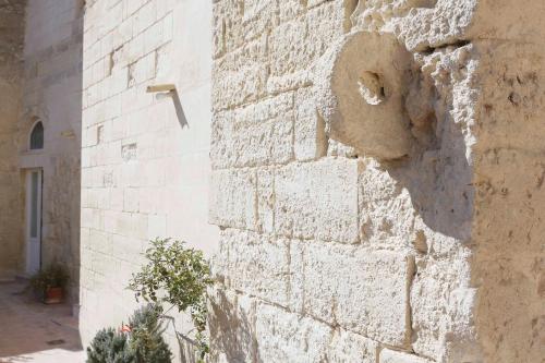 a brick wall with a hole in the side of a building at Le Dodici Lune in Matera