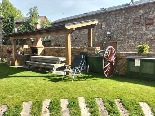 a picnic table and a bench in a yard at Cal Teler-Benedicta in Olopte