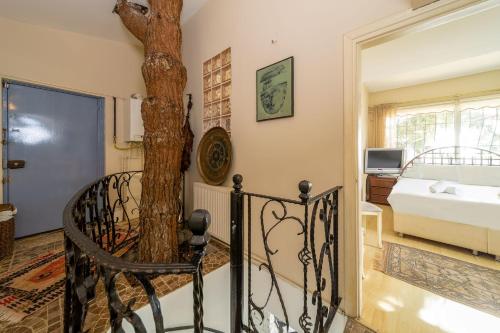 Fotografie z fotogalerie ubytování House with Tree Inside near Sea in Maltepe v destinaci Istanbul