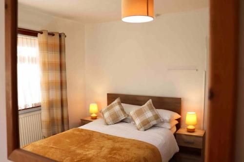 En eller flere senge i et værelse på Cheerful 2 bedroom residential home - Free parking