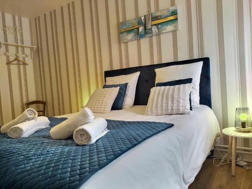 Katil atau katil-katil dalam bilik di Chambre d'hôtes de Verdigné Piscine chauffée Parking Wifi