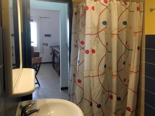 ein Bad mit einem Duschvorhang und einem Waschbecken in der Unterkunft Ca Greta Deluxe in Sal Rei