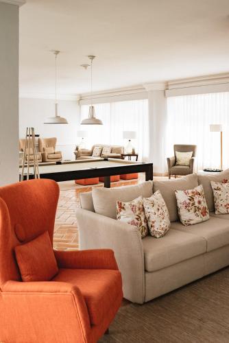 a living room with a couch and chairs at M'AR De AR Muralhas in Évora
